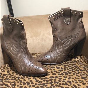 Hip Brown Carlos Santana boots; gold top 3.5” s11